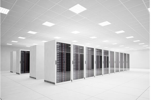 Server rack organiserer og oppbevarer driftskritiske komponenter 