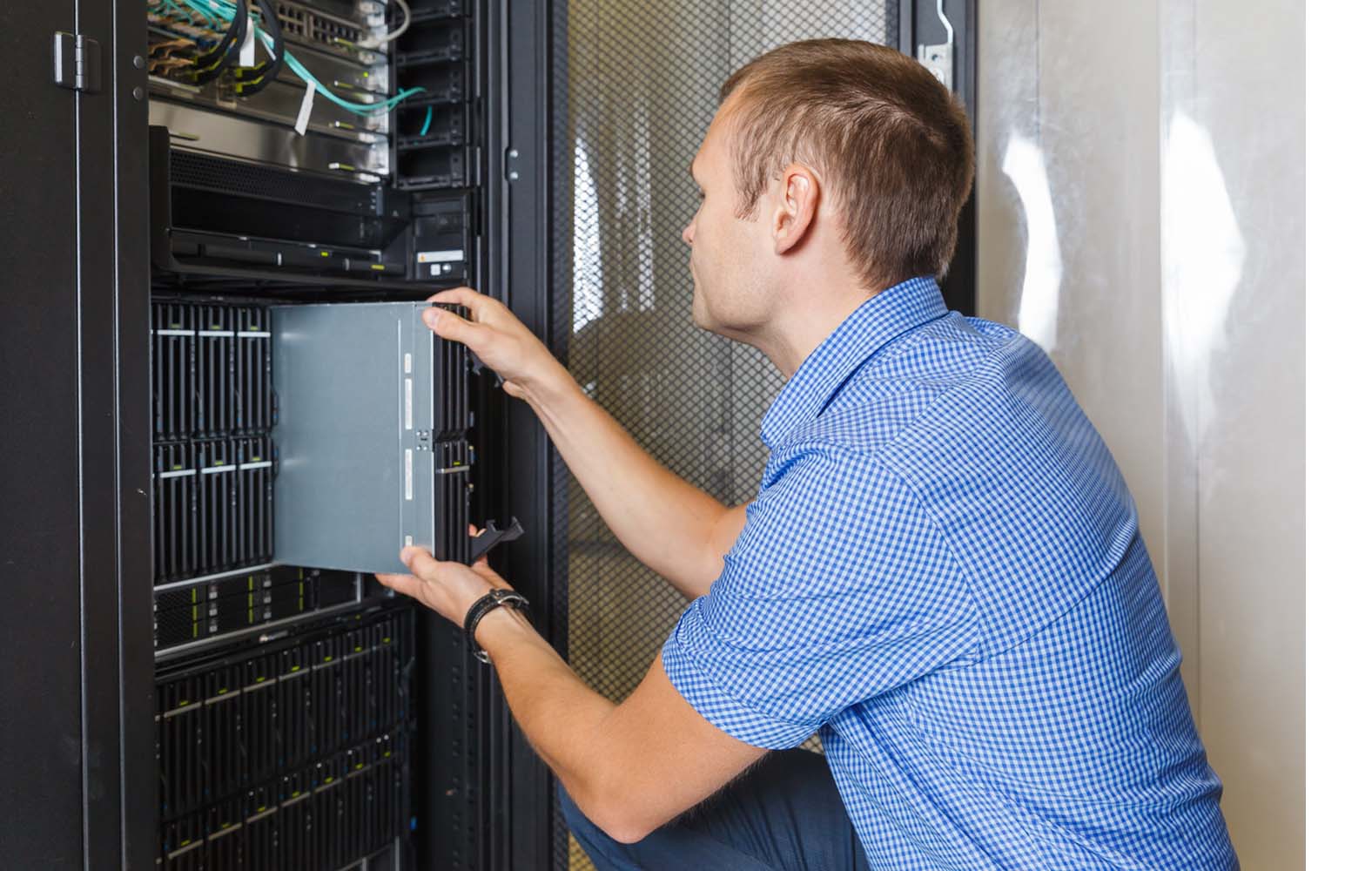 Feilsøking og installering av nye enheter blir lettere å gjennomføre når utstyret er ryddig organisert i et egnet dataskap.